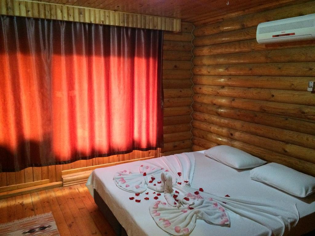 גוינוק Woodline Hotel מראה חיצוני תמונה