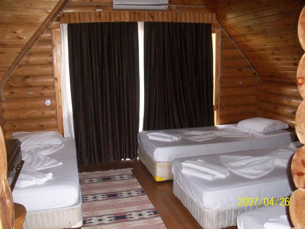 גוינוק Woodline Hotel מראה חיצוני תמונה